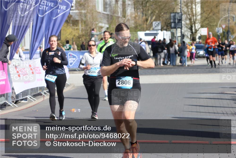 12.04.2026 - 45. Internationalen Wilhelmsburger Insellauf Strokosch-Dieckow http://msf.ph/oto/9468022 12.04.2026 11:18:51 Ziel 2806, 4582, 4586 meine-sportfotos.de