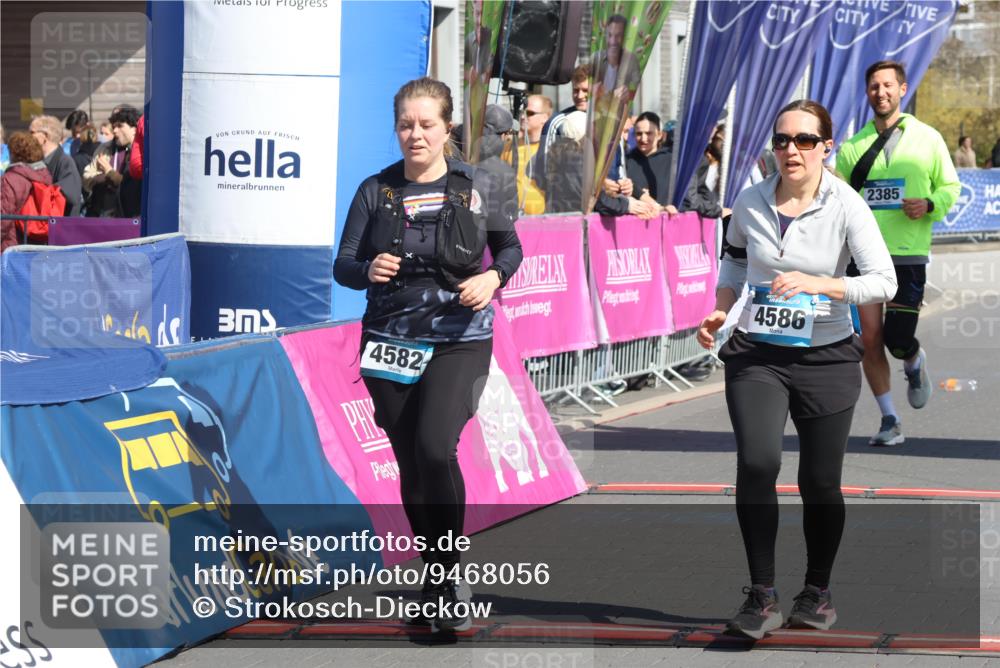 12.04.2026 - 45. Internationalen Wilhelmsburger Insellauf Strokosch-Dieckow http://msf.ph/oto/9468056 12.04.2026 11:18:54 Ziel 2806, 4582, 4586, 2385 meine-sportfotos.de