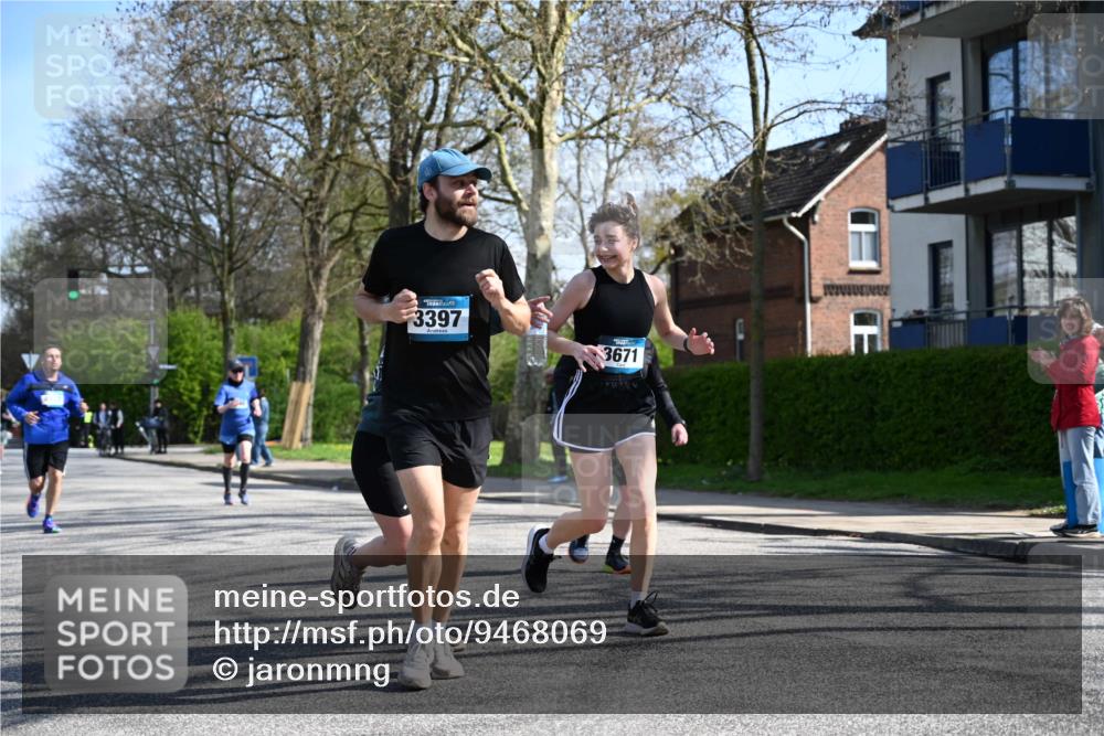 12.04.2026 - 45. Internationalen Wilhelmsburger Insellauf J. Mangold http://msf.ph/oto/9468069 12.04.2026 11:08:02 Ziel 2882, 2864, 3671, 4956, 3397, 2800, 4977, 3740, 2686, 4624, 3732, 4232, 3569, 5285 meine-sportfotos.de