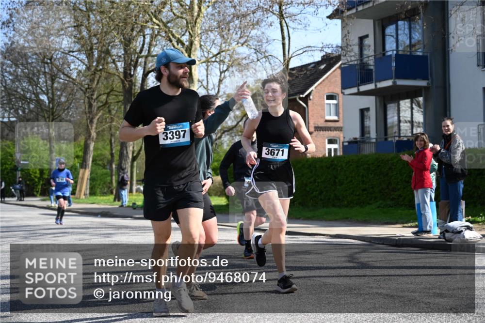 12.04.2026 - 45. Internationalen Wilhelmsburger Insellauf J. Mangold http://msf.ph/oto/9468074 12.04.2026 11:08:02 Ziel 2882, 2864, 3671, 4956, 3397, 2800, 4977, 3740, 2686, 4624, 3732, 4232, 3569, 5285 meine-sportfotos.de