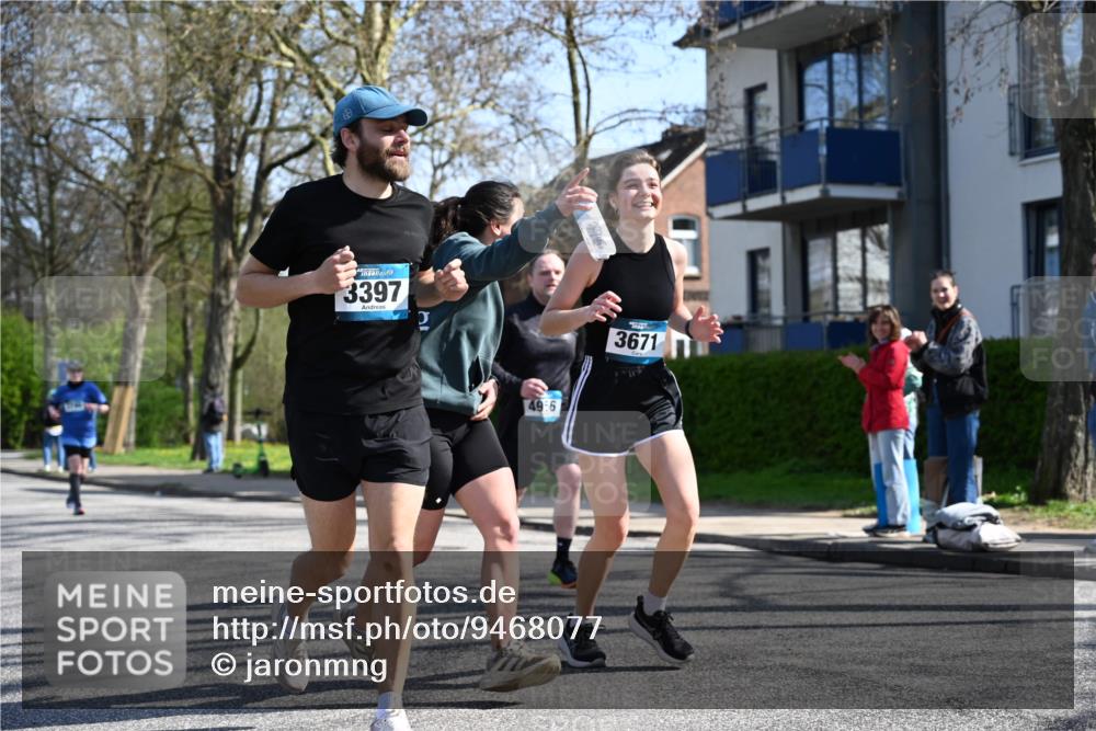 12.04.2026 - 45. Internationalen Wilhelmsburger Insellauf J. Mangold http://msf.ph/oto/9468077 12.04.2026 11:08:02 Ziel 2882, 2864, 3671, 4956, 3397, 2800, 4977, 3740, 2686, 4624, 3732, 4232, 3569, 5285 meine-sportfotos.de