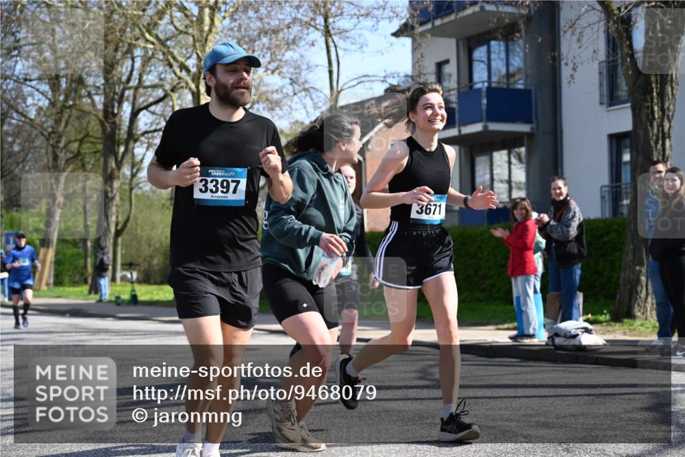 12.04.2026 - 45. Internationalen Wilhelmsburger Insellauf J. Mangold http://msf.ph/oto/9468079 12.04.2026 11:08:03 Ziel 2882, 2864, 3671, 4956, 3397, 2800, 4977, 3740, 2686, 4624, 3732, 4232, 3569, 5285 meine-sportfotos.de