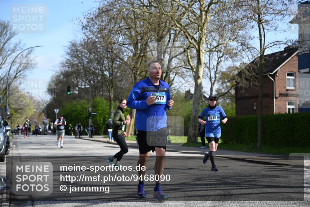 12.04.2026 - 45. Internationalen Wilhelmsburger Insellauf J. Mangold http://msf.ph/oto/9468090 12.04.2026 11:08:06 Ziel 2882, 2864, 3671, 4956, 3397, 2800, 4977, 3740, 2686, 2686, 4624, 3732, 3732, 4232, 3569, 5285 meine-sportfotos.de