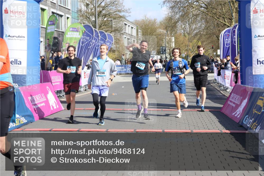 12.04.2026 - 45. Internationalen Wilhelmsburger Insellauf Strokosch-Dieckow http://msf.ph/oto/9468124 12.04.2026 11:19:09 Ziel 3633, 3096, 3421, 2322, 4148, 4147 meine-sportfotos.de