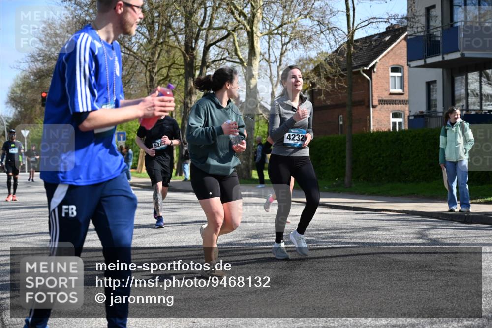 12.04.2026 - 45. Internationalen Wilhelmsburger Insellauf J. Mangold http://msf.ph/oto/9468132 12.04.2026 11:08:28 Ziel 2686, 4624, 3732, 4232, 3569, 5285, 0000, 2142, 4371, 3748, 3748, 3701, 2050, 4406 meine-sportfotos.de