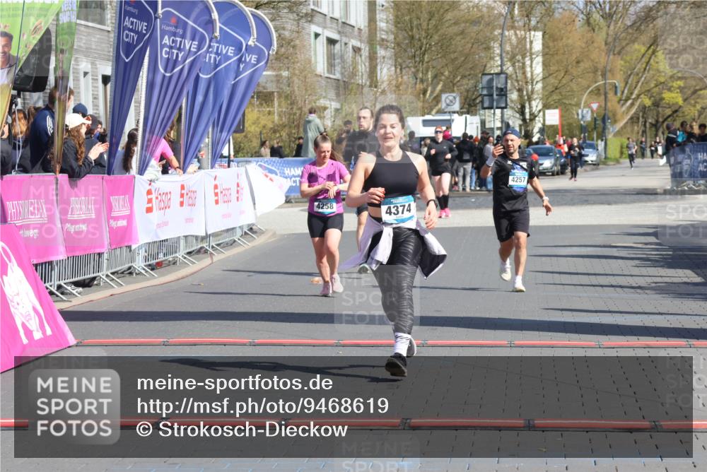 12.04.2026 - 45. Internationalen Wilhelmsburger Insellauf Strokosch-Dieckow http://msf.ph/oto/9468619 12.04.2026 11:21:01 Ziel 4374, 4258, 4257 meine-sportfotos.de