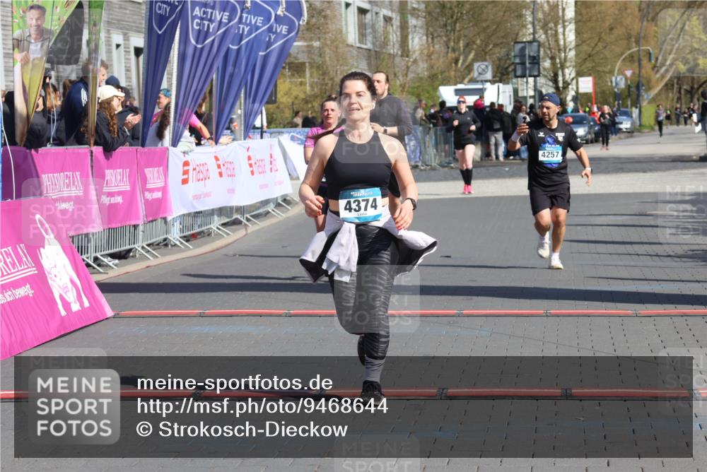 12.04.2026 - 45. Internationalen Wilhelmsburger Insellauf Strokosch-Dieckow http://msf.ph/oto/9468644 12.04.2026 11:21:02 Ziel 4374, 4258, 4257, 5471 meine-sportfotos.de