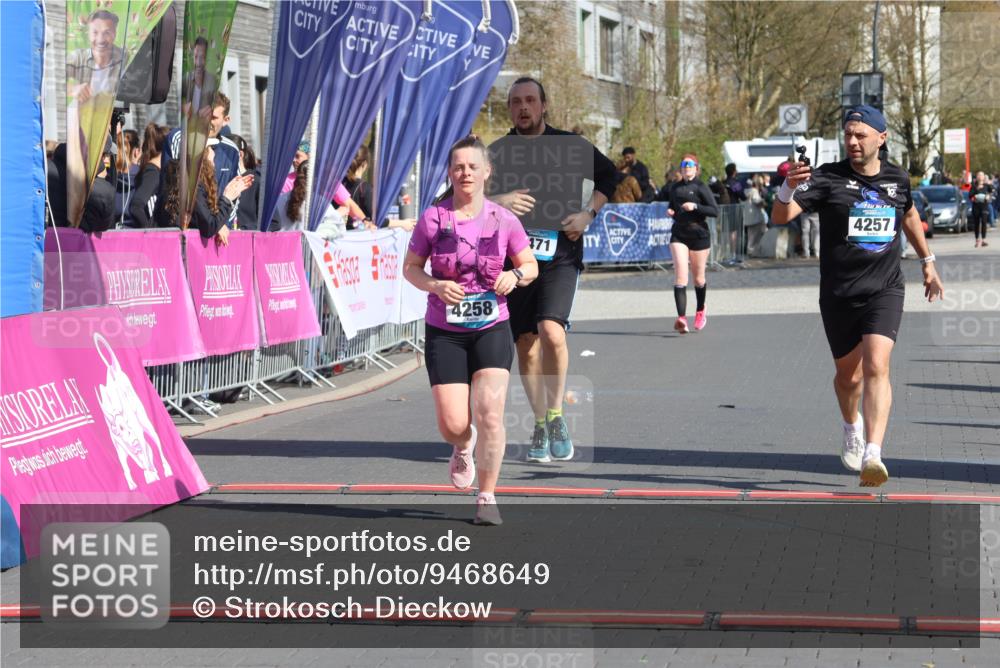 12.04.2026 - 45. Internationalen Wilhelmsburger Insellauf Strokosch-Dieckow http://msf.ph/oto/9468649 12.04.2026 11:21:04 Ziel 4374, 4258, 4257, 5471 meine-sportfotos.de