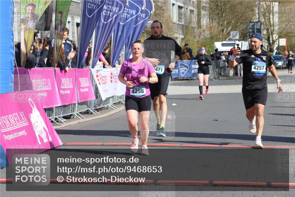 12.04.2026 - 45. Internationalen Wilhelmsburger Insellauf Strokosch-Dieckow http://msf.ph/oto/9468653 12.04.2026 11:21:04 Ziel 4374, 4258, 4257, 5471 meine-sportfotos.de