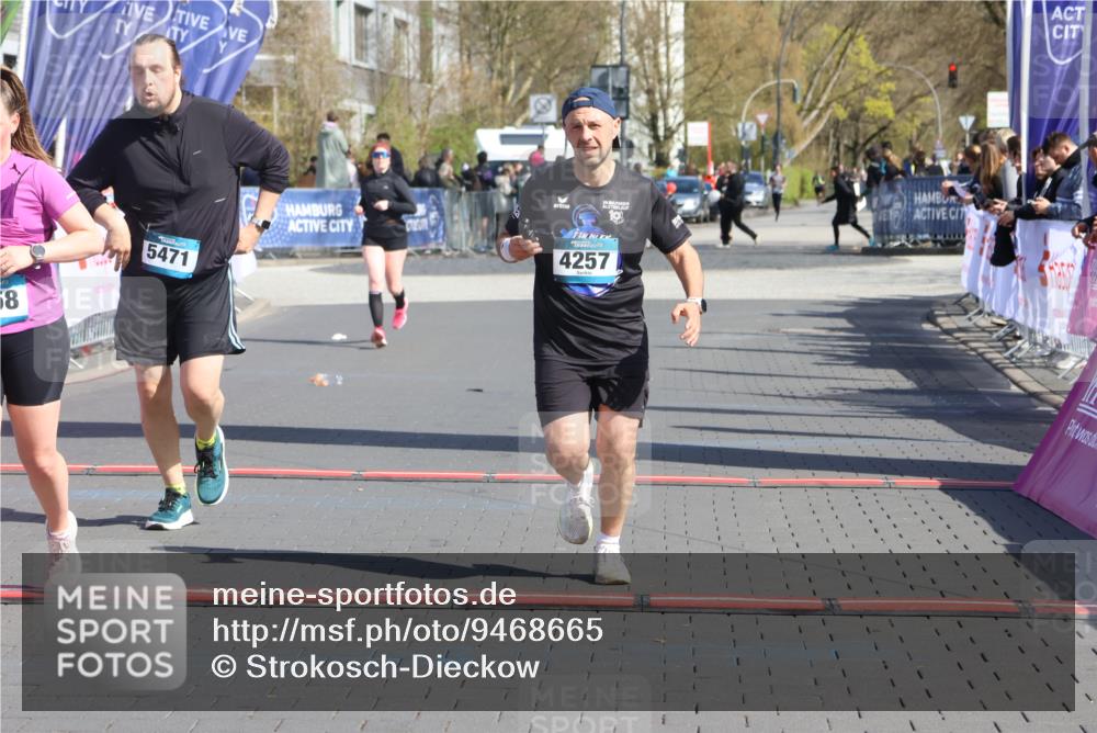 12.04.2026 - 45. Internationalen Wilhelmsburger Insellauf Strokosch-Dieckow http://msf.ph/oto/9468665 12.04.2026 11:21:06 Ziel 4374, 4258, 4257, 5471 meine-sportfotos.de
