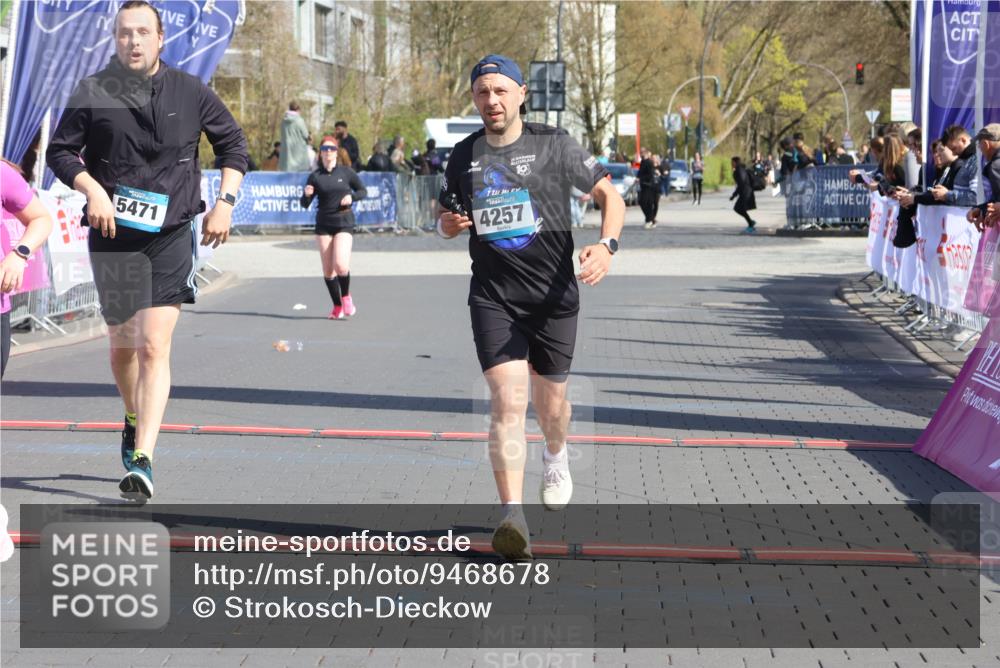 12.04.2026 - 45. Internationalen Wilhelmsburger Insellauf Strokosch-Dieckow http://msf.ph/oto/9468678 12.04.2026 11:21:06 Ziel 4374, 4258, 4257, 5471 meine-sportfotos.de