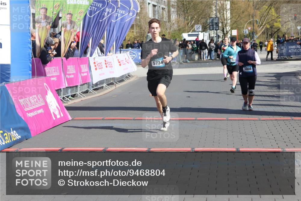 12.04.2026 - 45. Internationalen Wilhelmsburger Insellauf Strokosch-Dieckow http://msf.ph/oto/9468804 12.04.2026 11:21:49 Ziel 3808 meine-sportfotos.de
