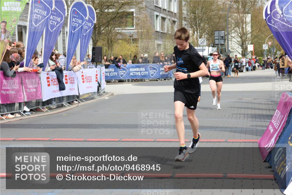 12.04.2026 - 45. Internationalen Wilhelmsburger Insellauf Strokosch-Dieckow http://msf.ph/oto/9468945 12.04.2026 12:49:30 Ziel 4876, 2378, 5625 meine-sportfotos.de