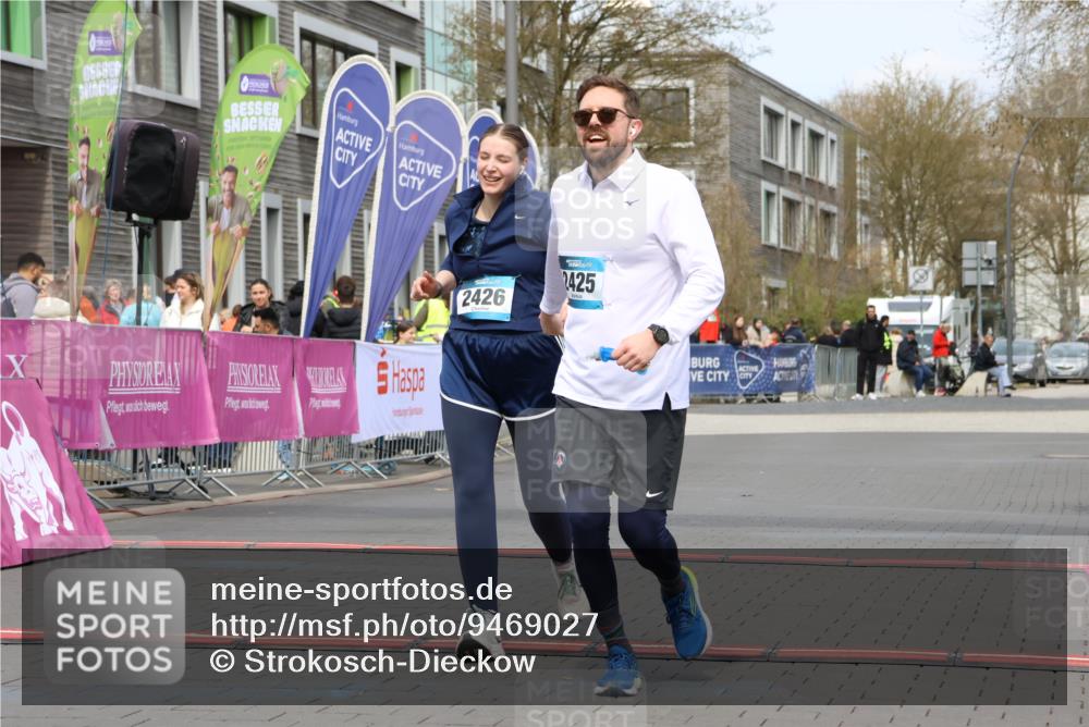 12.04.2026 - 45. Internationalen Wilhelmsburger Insellauf Strokosch-Dieckow http://msf.ph/oto/9469027 12.04.2026 13:43:25 Ziel 2425, 2426 meine-sportfotos.de