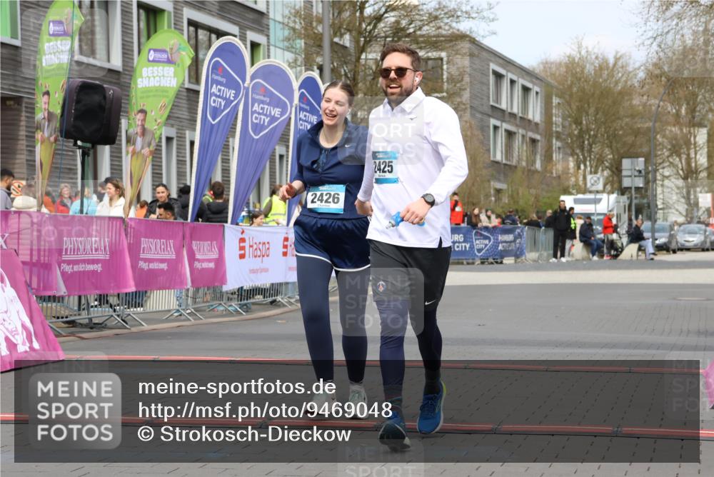 12.04.2026 - 45. Internationalen Wilhelmsburger Insellauf Strokosch-Dieckow http://msf.ph/oto/9469048 12.04.2026 13:43:25 Ziel 2425, 2426 meine-sportfotos.de