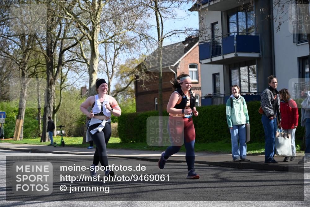 12.04.2026 - 45. Internationalen Wilhelmsburger Insellauf J. Mangold http://msf.ph/oto/9469061 12.04.2026 11:13:35 Ziel 2527, 2526, 2726, 2410, 3330, 2486, 3202, 4548 meine-sportfotos.de