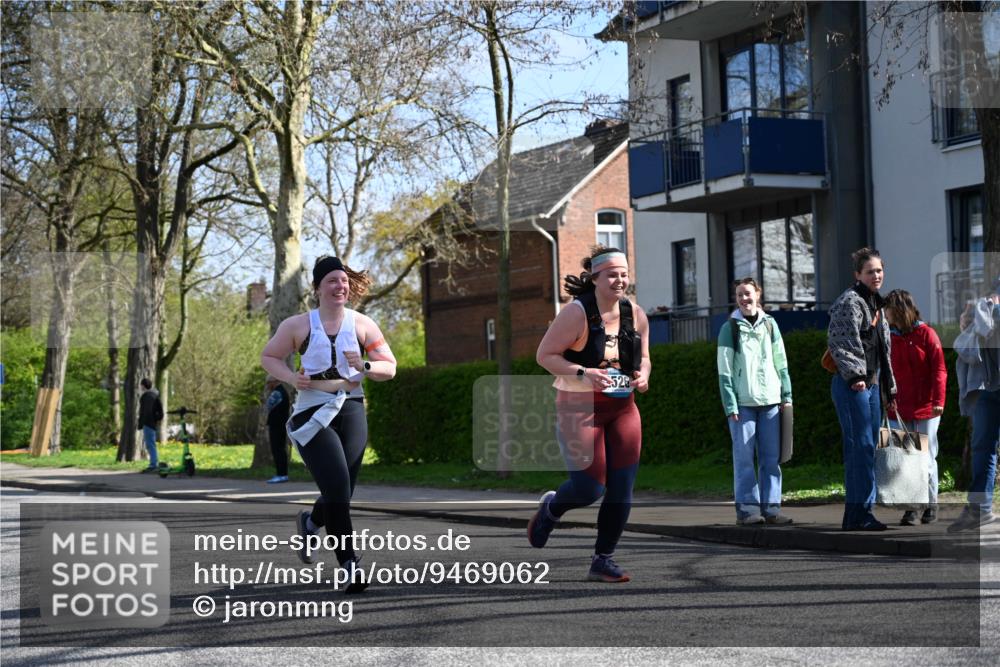12.04.2026 - 45. Internationalen Wilhelmsburger Insellauf J. Mangold http://msf.ph/oto/9469062 12.04.2026 11:13:35 Ziel 2527, 2526, 2726, 2410, 3330, 2486, 3202, 4548 meine-sportfotos.de