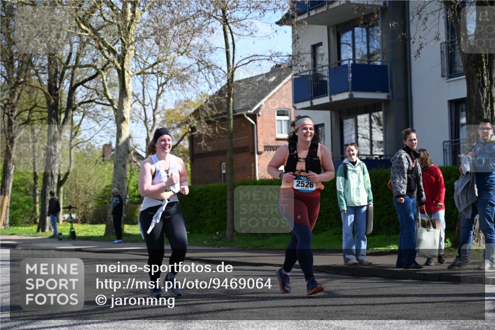 12.04.2026 - 45. Internationalen Wilhelmsburger Insellauf J. Mangold http://msf.ph/oto/9469064 12.04.2026 11:13:35 Ziel 2527, 2526, 2726, 2410, 3330, 2486, 3202, 4548 meine-sportfotos.de