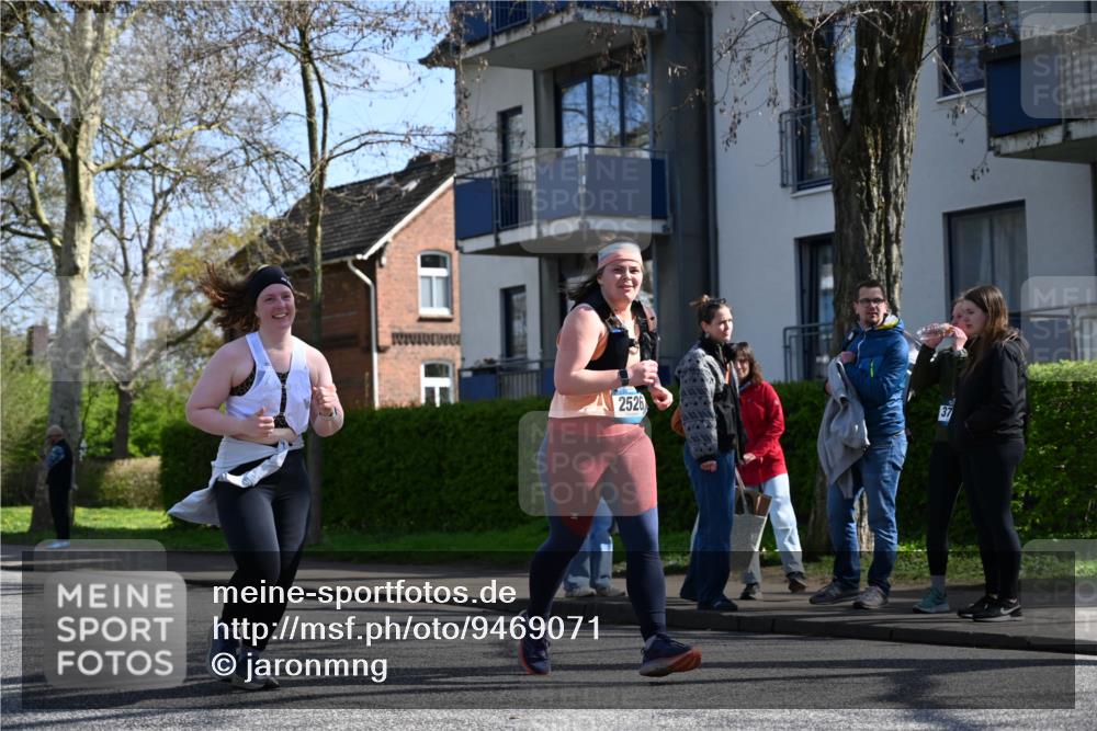 12.04.2026 - 45. Internationalen Wilhelmsburger Insellauf J. Mangold http://msf.ph/oto/9469071 12.04.2026 11:13:36 Ziel 2527, 2526, 2726, 2410, 3330, 2486, 3202, 4548, 2404 meine-sportfotos.de