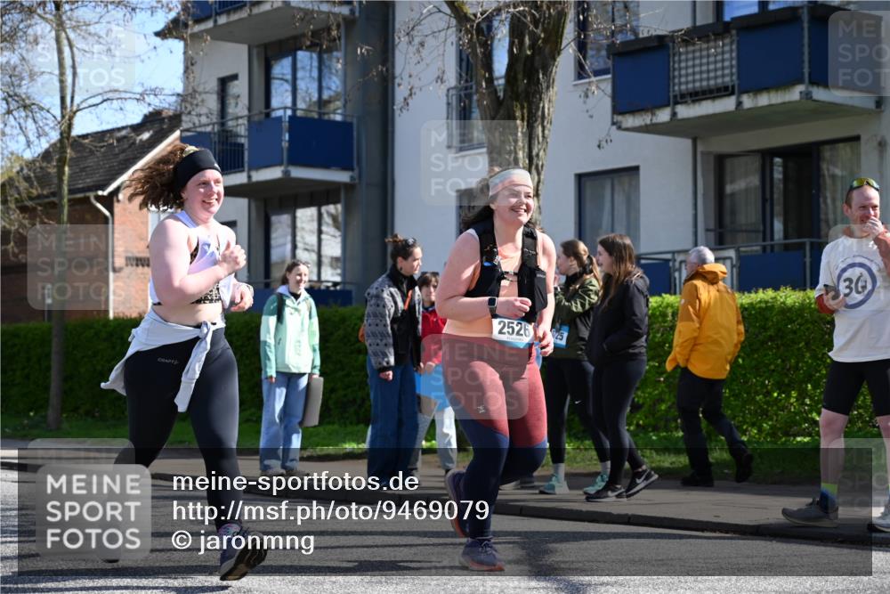 12.04.2026 - 45. Internationalen Wilhelmsburger Insellauf J. Mangold http://msf.ph/oto/9469079 12.04.2026 11:13:36 Ziel 2527, 2526, 2726, 2410, 3330, 2486, 3202, 4548, 2404 meine-sportfotos.de