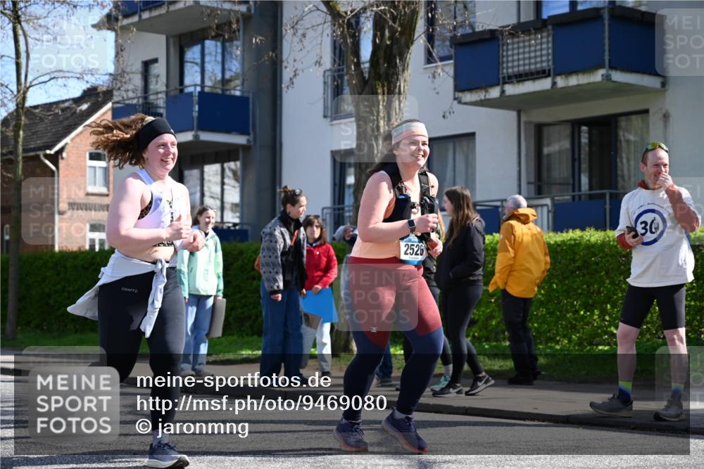 12.04.2026 - 45. Internationalen Wilhelmsburger Insellauf J. Mangold http://msf.ph/oto/9469080 12.04.2026 11:13:36 Ziel 2527, 2526, 2726, 2410, 3330, 2486, 3202, 4548, 2404 meine-sportfotos.de