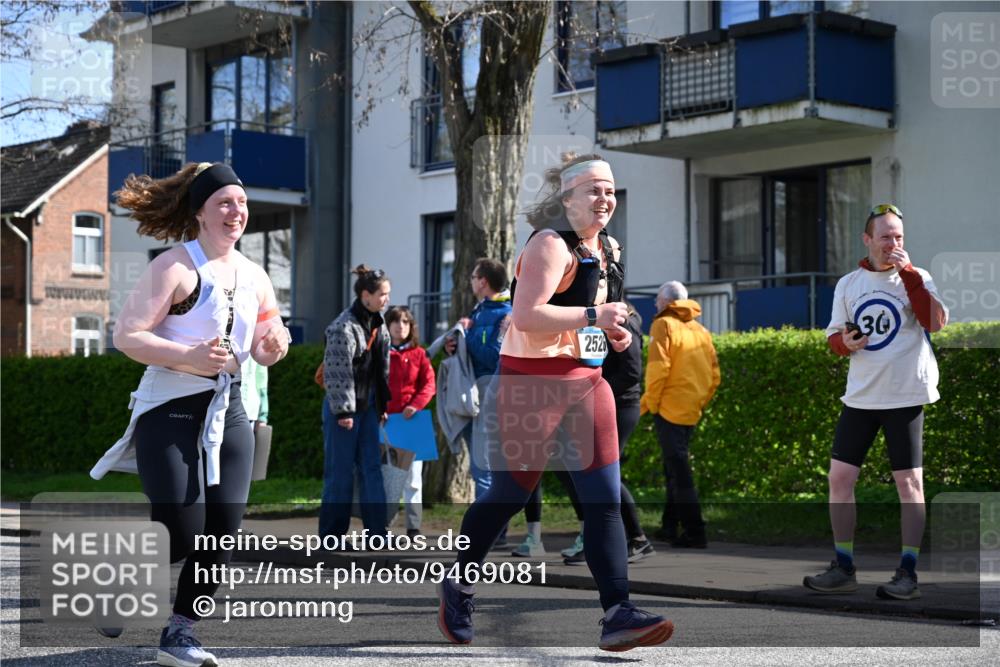 12.04.2026 - 45. Internationalen Wilhelmsburger Insellauf J. Mangold http://msf.ph/oto/9469081 12.04.2026 11:13:36 Ziel 2527, 2526, 2726, 2410, 3330, 2486, 3202, 4548, 2404 meine-sportfotos.de