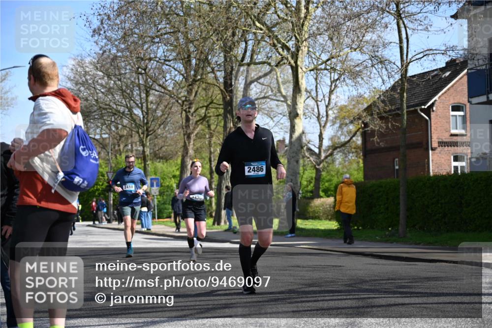 12.04.2026 - 45. Internationalen Wilhelmsburger Insellauf J. Mangold http://msf.ph/oto/9469097 12.04.2026 11:13:46 Ziel 2527, 2526, 2726, 2410, 3330, 2486, 3202, 4548, 2404, 4982 meine-sportfotos.de