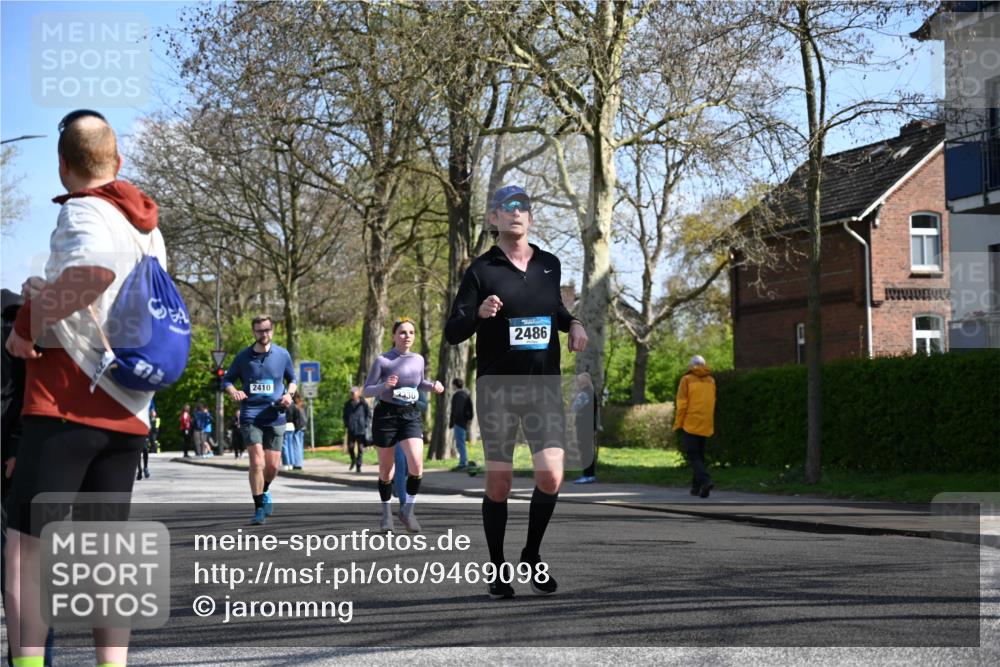 12.04.2026 - 45. Internationalen Wilhelmsburger Insellauf J. Mangold http://msf.ph/oto/9469098 12.04.2026 11:13:46 Ziel 2527, 2526, 2726, 2410, 3330, 2486, 3202, 4548, 2404, 4982 meine-sportfotos.de