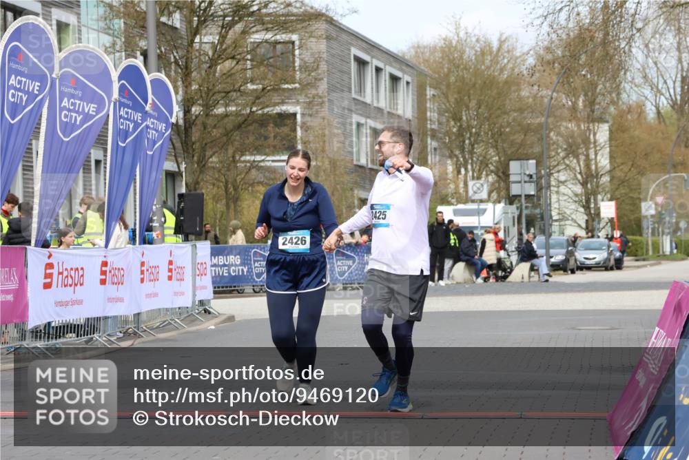 12.04.2026 - 45. Internationalen Wilhelmsburger Insellauf Strokosch-Dieckow http://msf.ph/oto/9469120 12.04.2026 13:43:22 Ziel 2425, 2426 meine-sportfotos.de