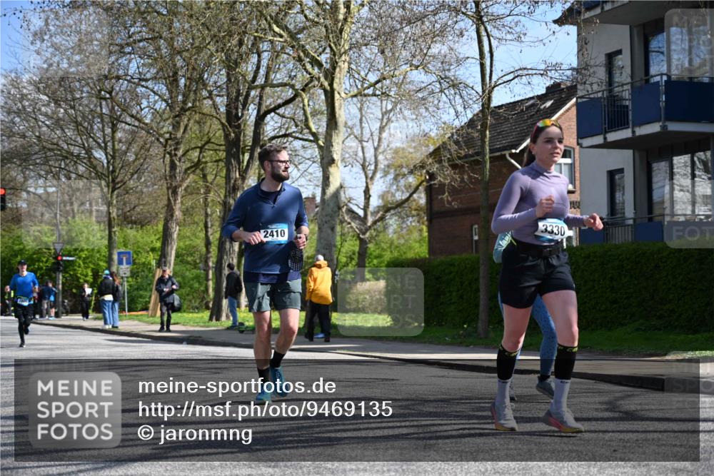 12.04.2026 - 45. Internationalen Wilhelmsburger Insellauf J. Mangold http://msf.ph/oto/9469135 12.04.2026 11:13:49 Ziel 2527, 2526, 2726, 2410, 3330, 2486, 3202, 4548, 2404, 4982 meine-sportfotos.de