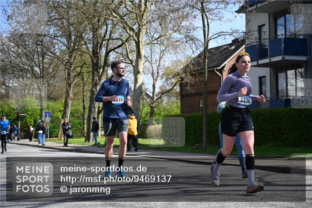 12.04.2026 - 45. Internationalen Wilhelmsburger Insellauf J. Mangold http://msf.ph/oto/9469137 12.04.2026 11:13:49 Ziel 2527, 2526, 2726, 2410, 3330, 2486, 3202, 4548, 2404, 4982 meine-sportfotos.de