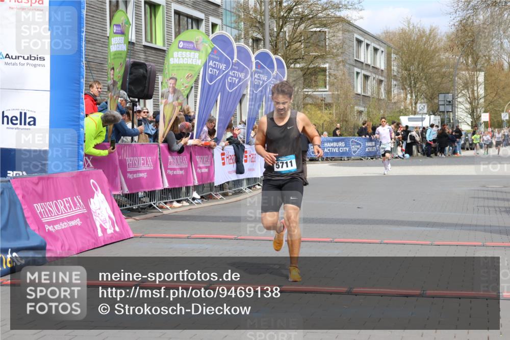 12.04.2026 - 45. Internationalen Wilhelmsburger Insellauf Strokosch-Dieckow http://msf.ph/oto/9469138 12.04.2026 12:49:44 Ziel 5711 meine-sportfotos.de