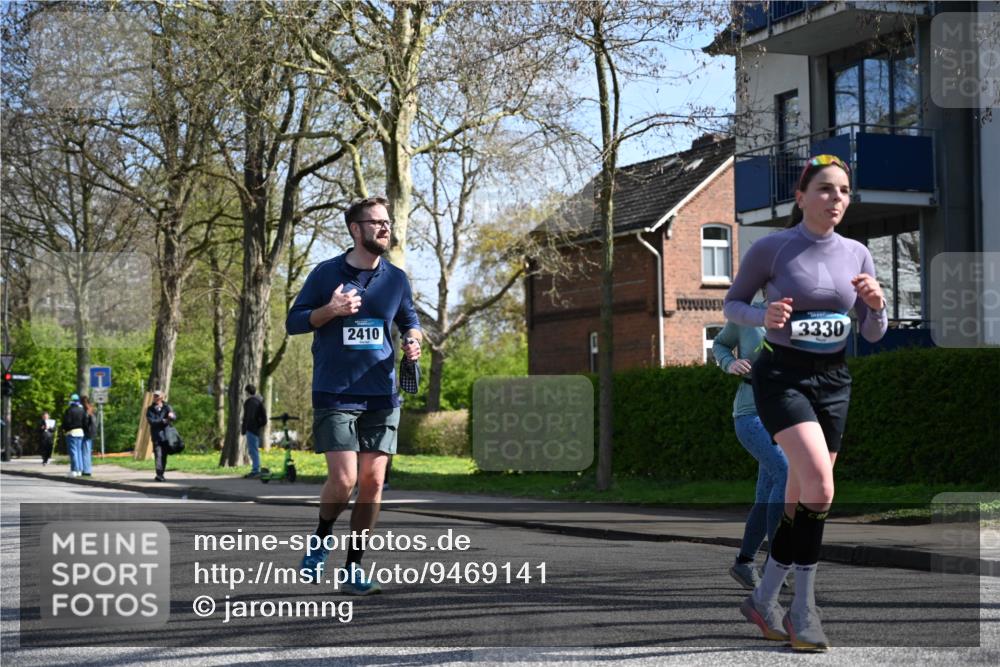 12.04.2026 - 45. Internationalen Wilhelmsburger Insellauf J. Mangold http://msf.ph/oto/9469141 12.04.2026 11:13:49 Ziel 2527, 2526, 2726, 2410, 3330, 2486, 3202, 4548, 2404, 4982 meine-sportfotos.de