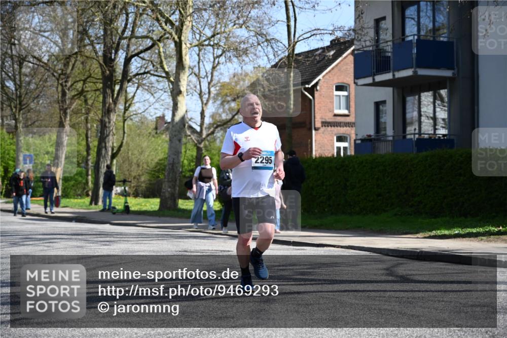 12.04.2026 - 45. Internationalen Wilhelmsburger Insellauf J. Mangold http://msf.ph/oto/9469293 12.04.2026 11:15:36 Ziel 2561, 2343, 2295, 2467, 2468, 2296 meine-sportfotos.de