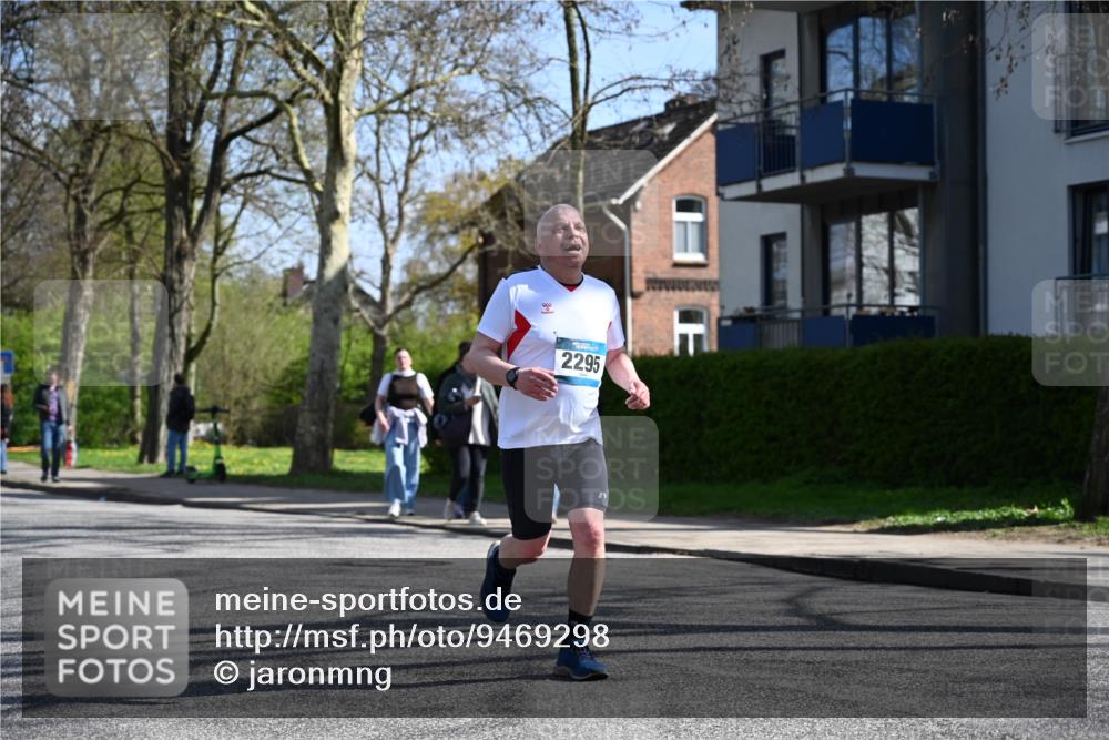12.04.2026 - 45. Internationalen Wilhelmsburger Insellauf J. Mangold http://msf.ph/oto/9469298 12.04.2026 11:15:36 Ziel 2561, 2343, 2295, 2467, 2468, 2296 meine-sportfotos.de