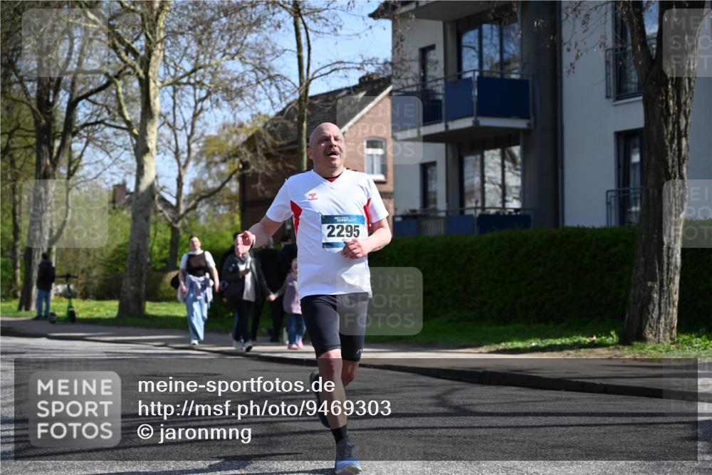 12.04.2026 - 45. Internationalen Wilhelmsburger Insellauf J. Mangold http://msf.ph/oto/9469303 12.04.2026 11:15:37 Ziel 2561, 2343, 2295, 2467, 2468, 2467, 2468, 2296 meine-sportfotos.de