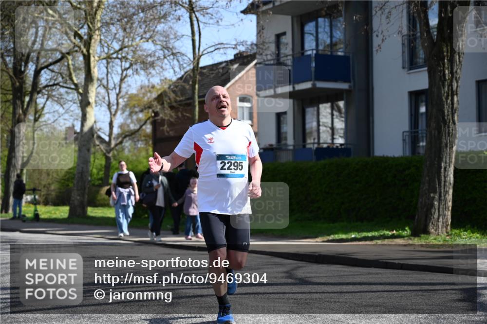 12.04.2026 - 45. Internationalen Wilhelmsburger Insellauf J. Mangold http://msf.ph/oto/9469304 12.04.2026 11:15:37 Ziel 2561, 2343, 2295, 2467, 2468, 2467, 2468, 2296 meine-sportfotos.de