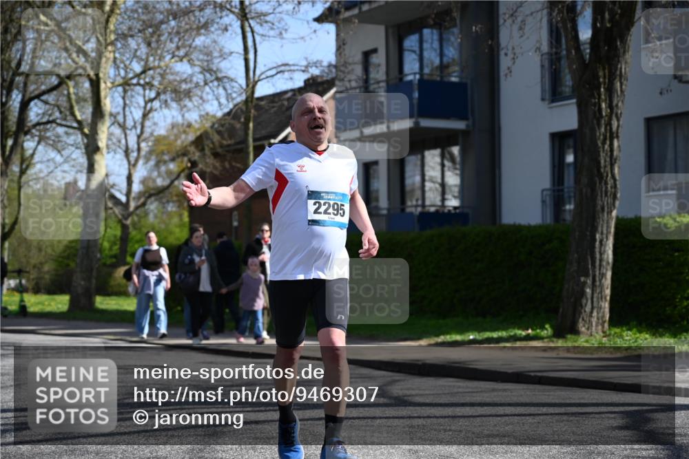 12.04.2026 - 45. Internationalen Wilhelmsburger Insellauf J. Mangold http://msf.ph/oto/9469307 12.04.2026 11:15:37 Ziel 2561, 2343, 2295, 2467, 2468, 2467, 2468, 2296 meine-sportfotos.de