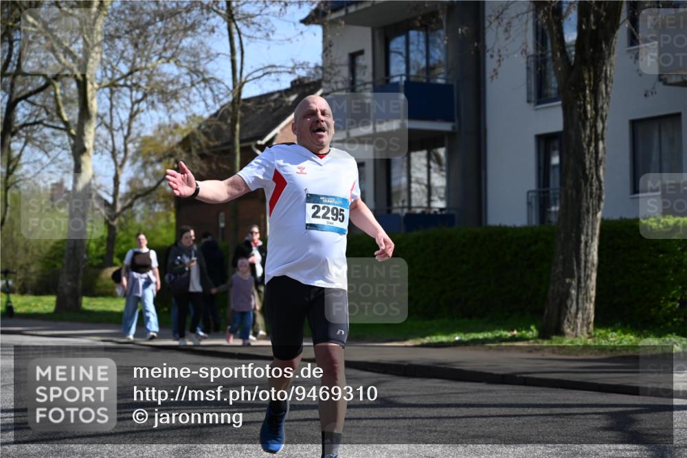 12.04.2026 - 45. Internationalen Wilhelmsburger Insellauf J. Mangold http://msf.ph/oto/9469310 12.04.2026 11:15:37 Ziel 2561, 2343, 2295, 2467, 2468, 2467, 2468, 2296 meine-sportfotos.de