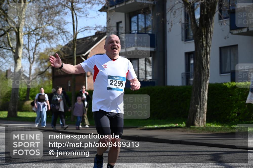 12.04.2026 - 45. Internationalen Wilhelmsburger Insellauf J. Mangold http://msf.ph/oto/9469313 12.04.2026 11:15:37 Ziel 2561, 2343, 2295, 2467, 2468, 2467, 2468, 2296 meine-sportfotos.de