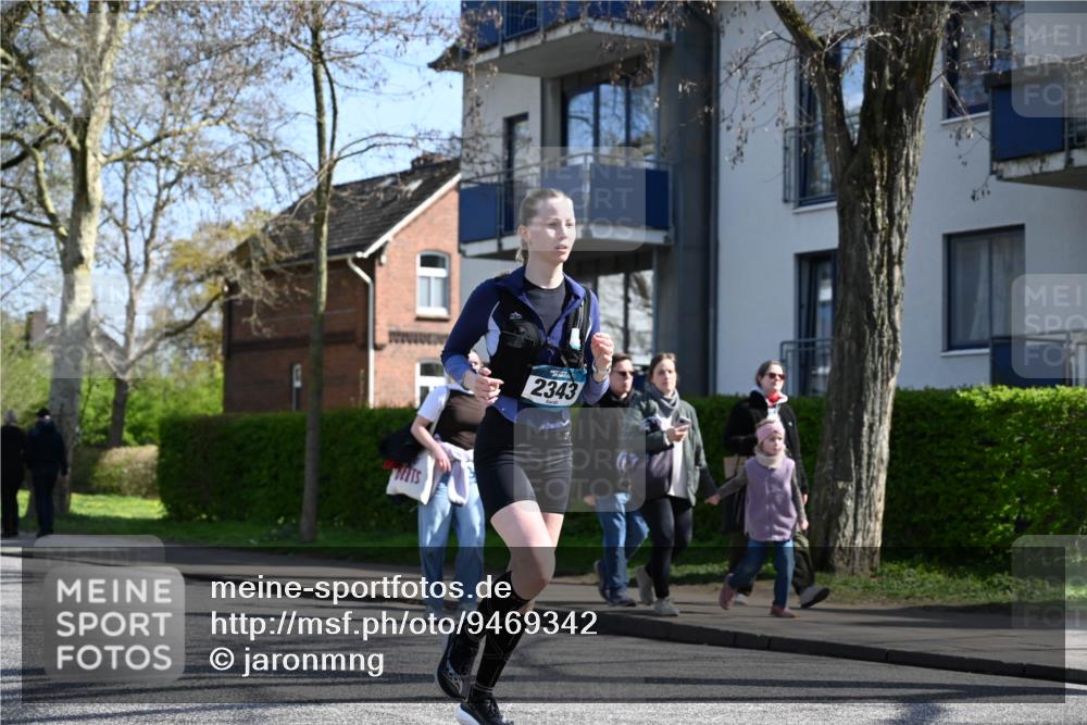 12.04.2026 - 45. Internationalen Wilhelmsburger Insellauf J. Mangold http://msf.ph/oto/9469342 12.04.2026 11:15:42 Ziel 2561, 2343, 2295, 2467, 2468, 2296 meine-sportfotos.de