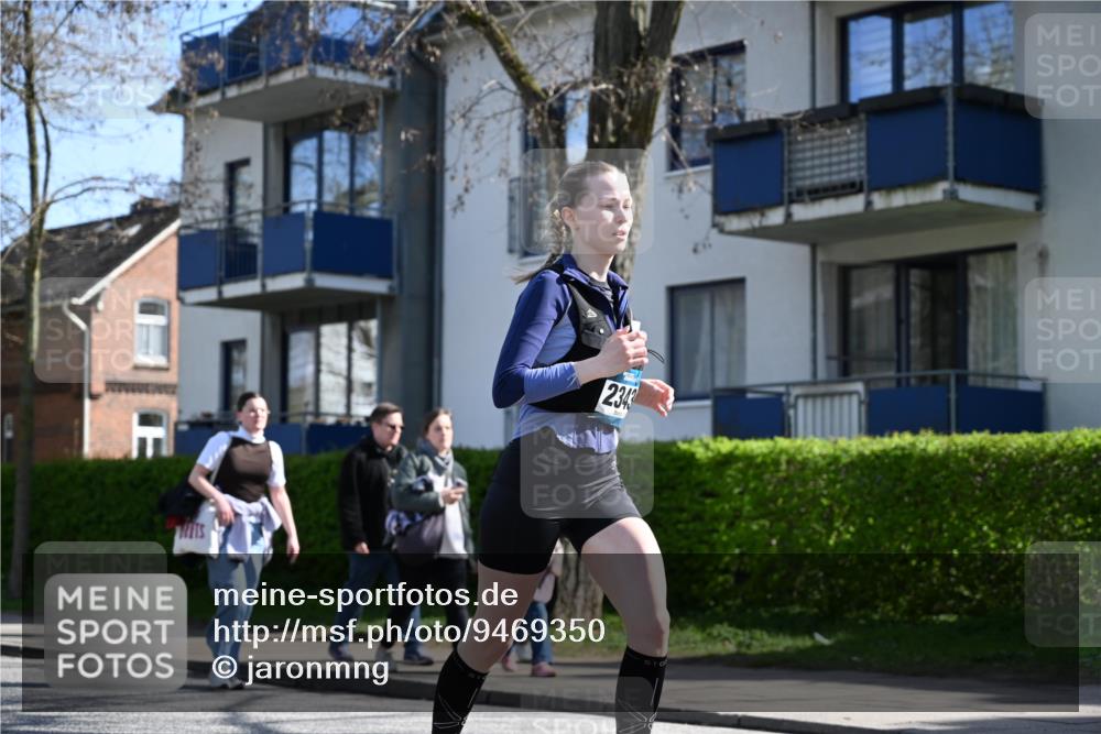 12.04.2026 - 45. Internationalen Wilhelmsburger Insellauf J. Mangold http://msf.ph/oto/9469350 12.04.2026 11:15:43 Ziel 2561, 2343, 2295, 2467, 2468, 2296, 4497 meine-sportfotos.de