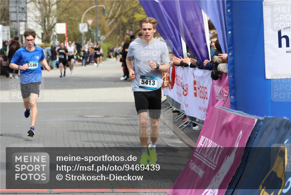 12.04.2026 - 45. Internationalen Wilhelmsburger Insellauf Strokosch-Dieckow http://msf.ph/oto/9469439 12.04.2026 12:50:20 Ziel 5527, 4505, 5146 meine-sportfotos.de