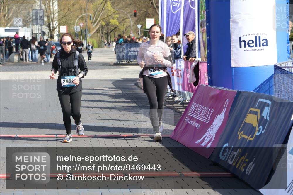 12.04.2026 - 45. Internationalen Wilhelmsburger Insellauf Strokosch-Dieckow http://msf.ph/oto/9469443 12.04.2026 11:23:37 Ziel 2929, 5253 meine-sportfotos.de