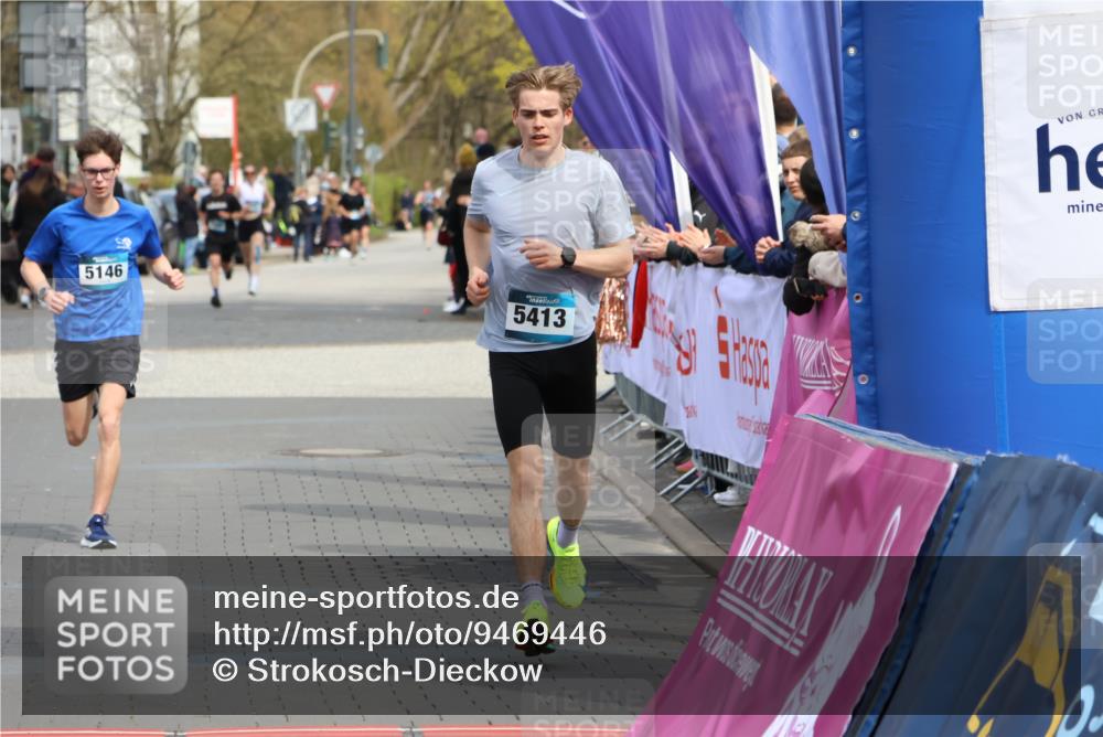12.04.2026 - 45. Internationalen Wilhelmsburger Insellauf Strokosch-Dieckow http://msf.ph/oto/9469446 12.04.2026 12:50:21 Ziel 5527, 4505, 5146 meine-sportfotos.de