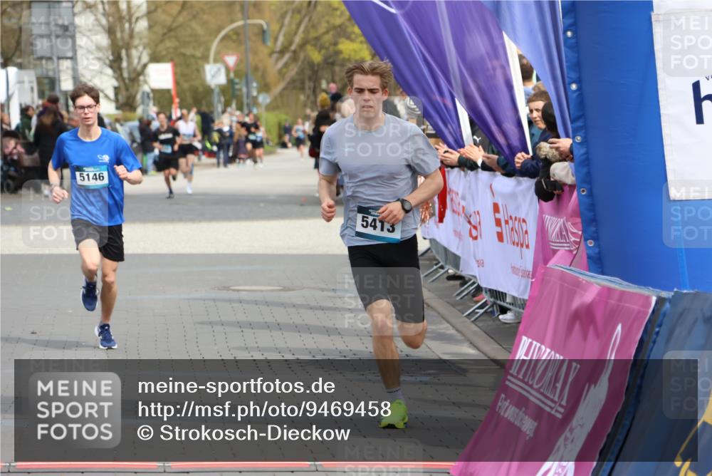 12.04.2026 - 45. Internationalen Wilhelmsburger Insellauf Strokosch-Dieckow http://msf.ph/oto/9469458 12.04.2026 12:50:21 Ziel 5527, 4505, 5146 meine-sportfotos.de