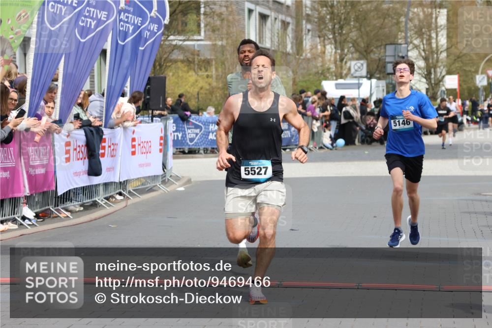 12.04.2026 - 45. Internationalen Wilhelmsburger Insellauf Strokosch-Dieckow http://msf.ph/oto/9469466 12.04.2026 12:50:22 Ziel 5527, 4505, 5146 meine-sportfotos.de