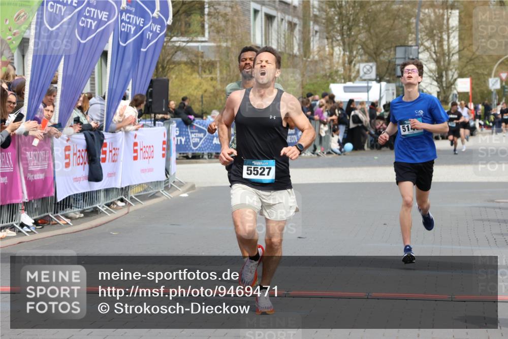 12.04.2026 - 45. Internationalen Wilhelmsburger Insellauf Strokosch-Dieckow http://msf.ph/oto/9469471 12.04.2026 12:50:22 Ziel 5527, 4505, 5146 meine-sportfotos.de