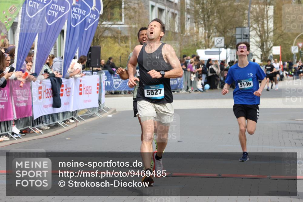 12.04.2026 - 45. Internationalen Wilhelmsburger Insellauf Strokosch-Dieckow http://msf.ph/oto/9469485 12.04.2026 12:50:22 Ziel 5527, 4505, 5146 meine-sportfotos.de