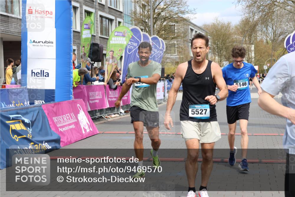12.04.2026 - 45. Internationalen Wilhelmsburger Insellauf Strokosch-Dieckow http://msf.ph/oto/9469570 12.04.2026 12:50:25 Ziel 5527, 4505, 5146 meine-sportfotos.de